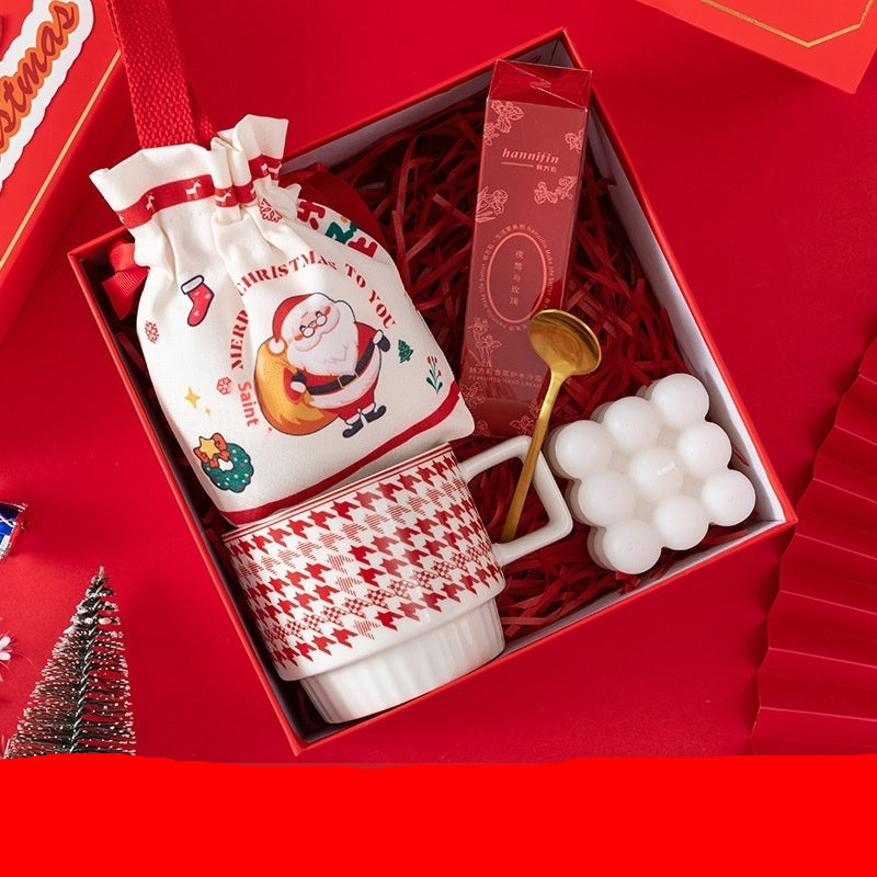 Gift set with houndstooth mug, metal spoon, scented candle, Christmas candy bag, and Han Fangli hand cream in a red box.